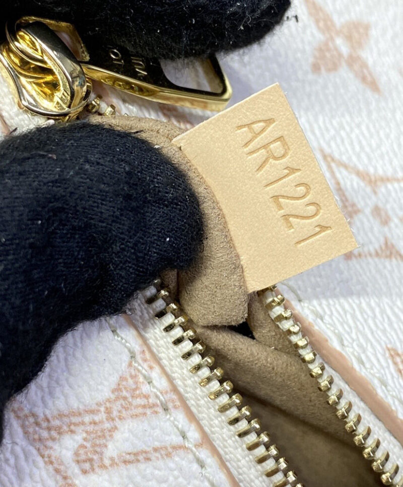 Louis Vuitton Pochette Metis East West M46914 Cream